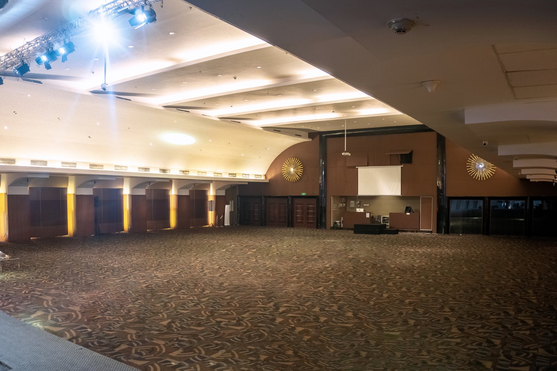 Suasana Megah dari Sudut Pintu Masuk Utama